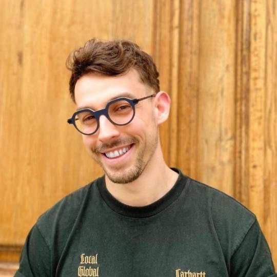 Plongez dans l’univers coloré des lunettes de créateurs chez votre opticien à Paris